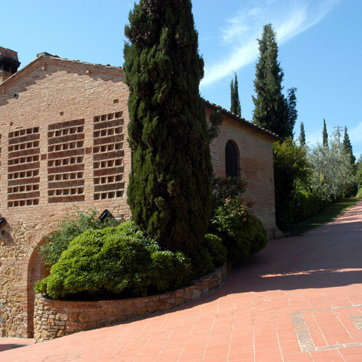 Grandi appartamenti & piscina, tennis, orto