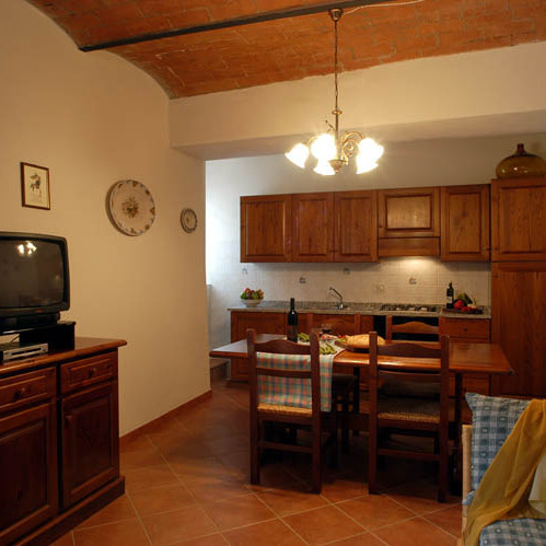 Grandi appartamenti & piscina, tennis, orto