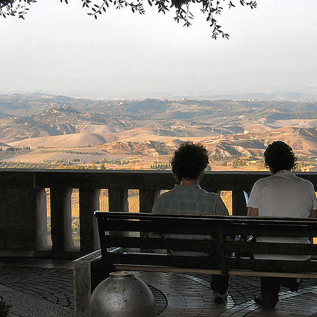 Grandi appartamenti & piscina, tennis, orto