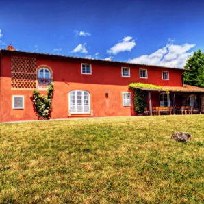 Villa with pool around Lucca