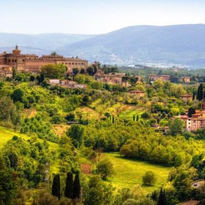 Villa with pool around Lucca