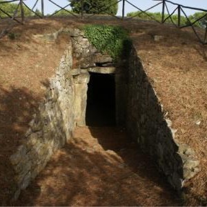 Farmhouse & etruscan tombs in Volterra