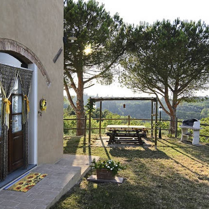 Farmhouse, with flats & pool on the wine road