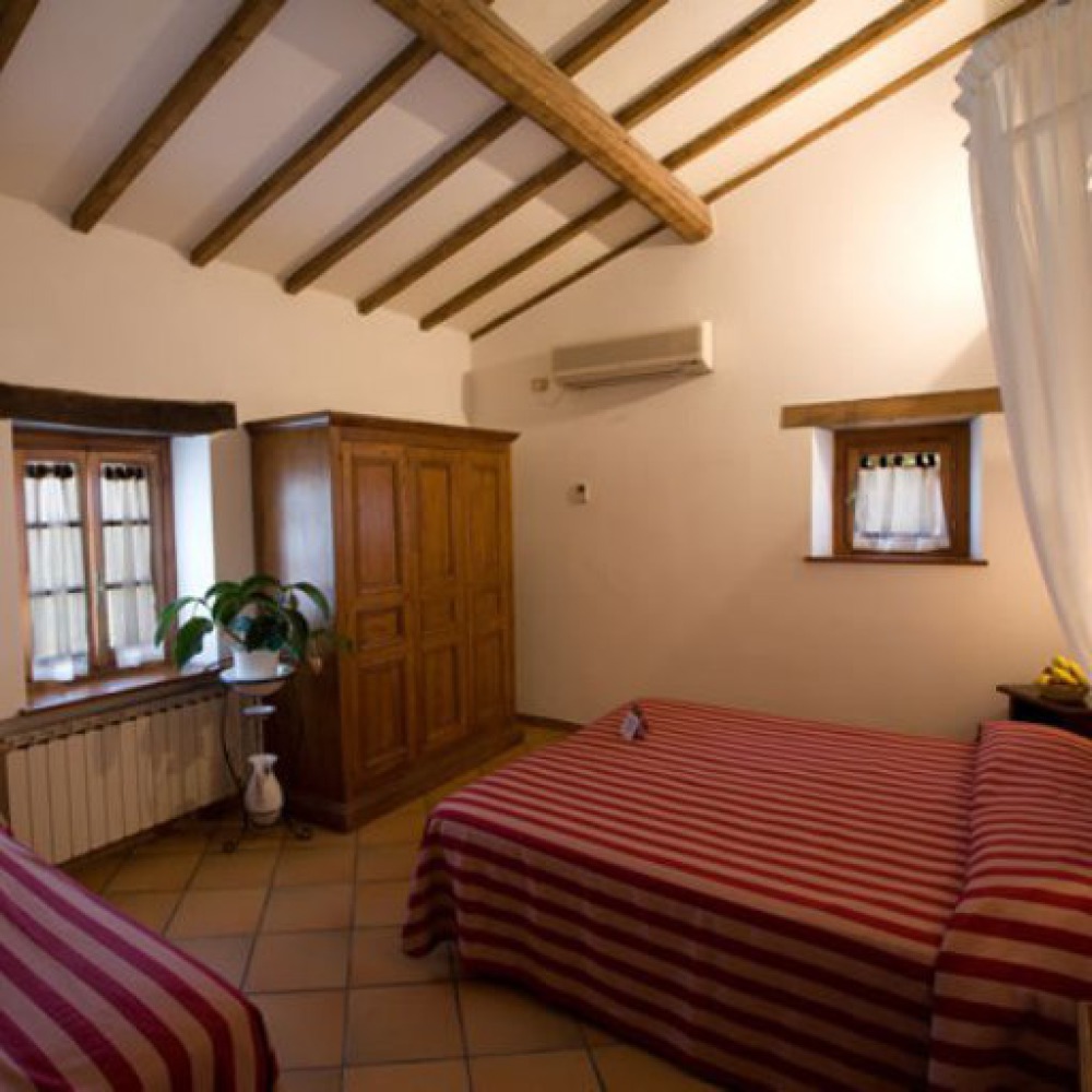Farmhouse with natural spa, horses and food