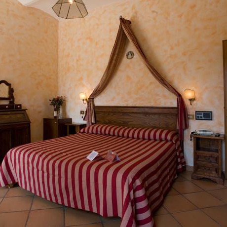 Farmhouse with natural spa, horses and food