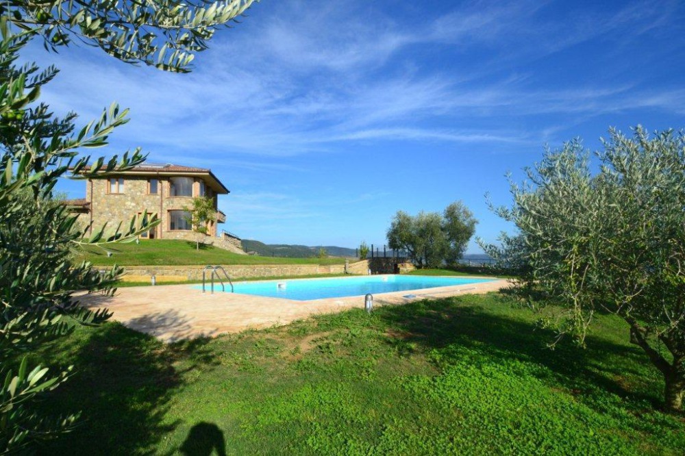 Villa con piscina coperta sul Lago di Bolsena