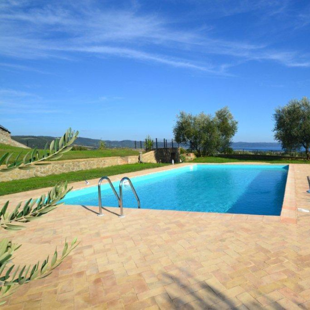 Villa con piscina coperta sul Lago di Bolsena