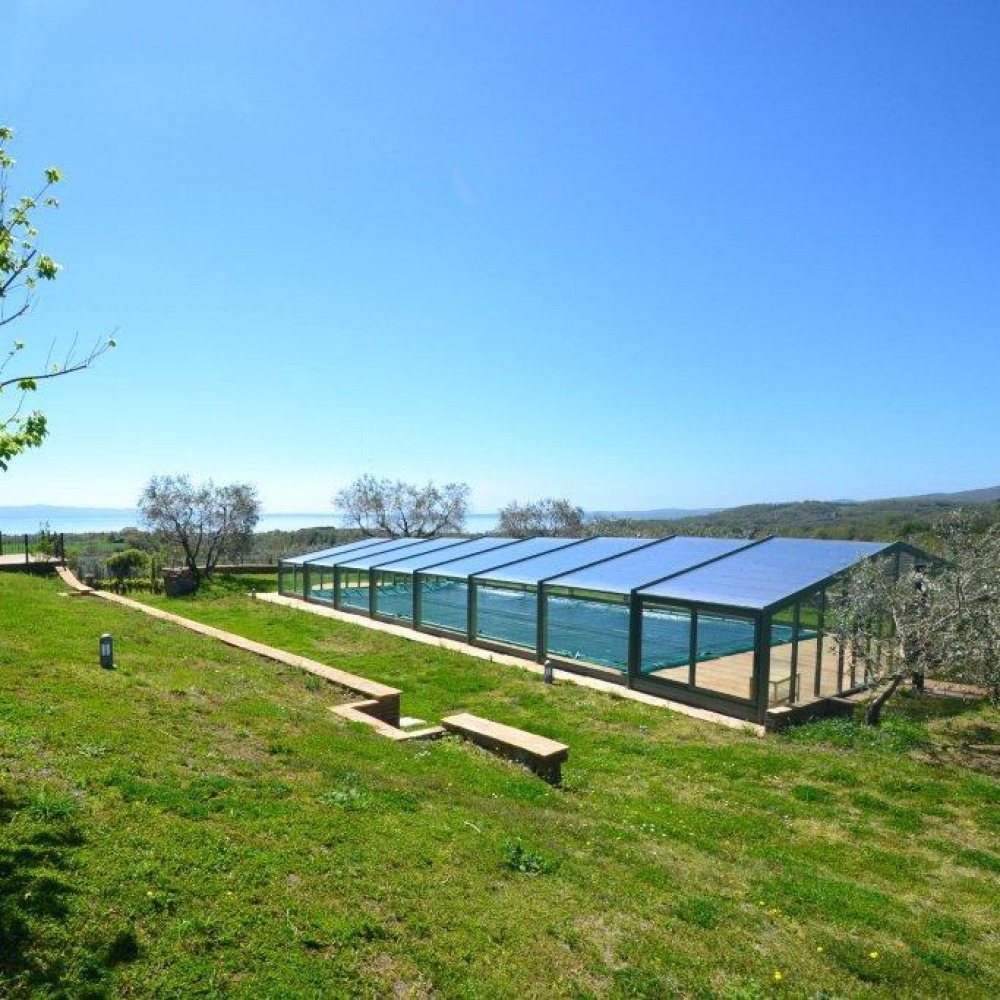 Villa con piscina coperta sul Lago di Bolsena