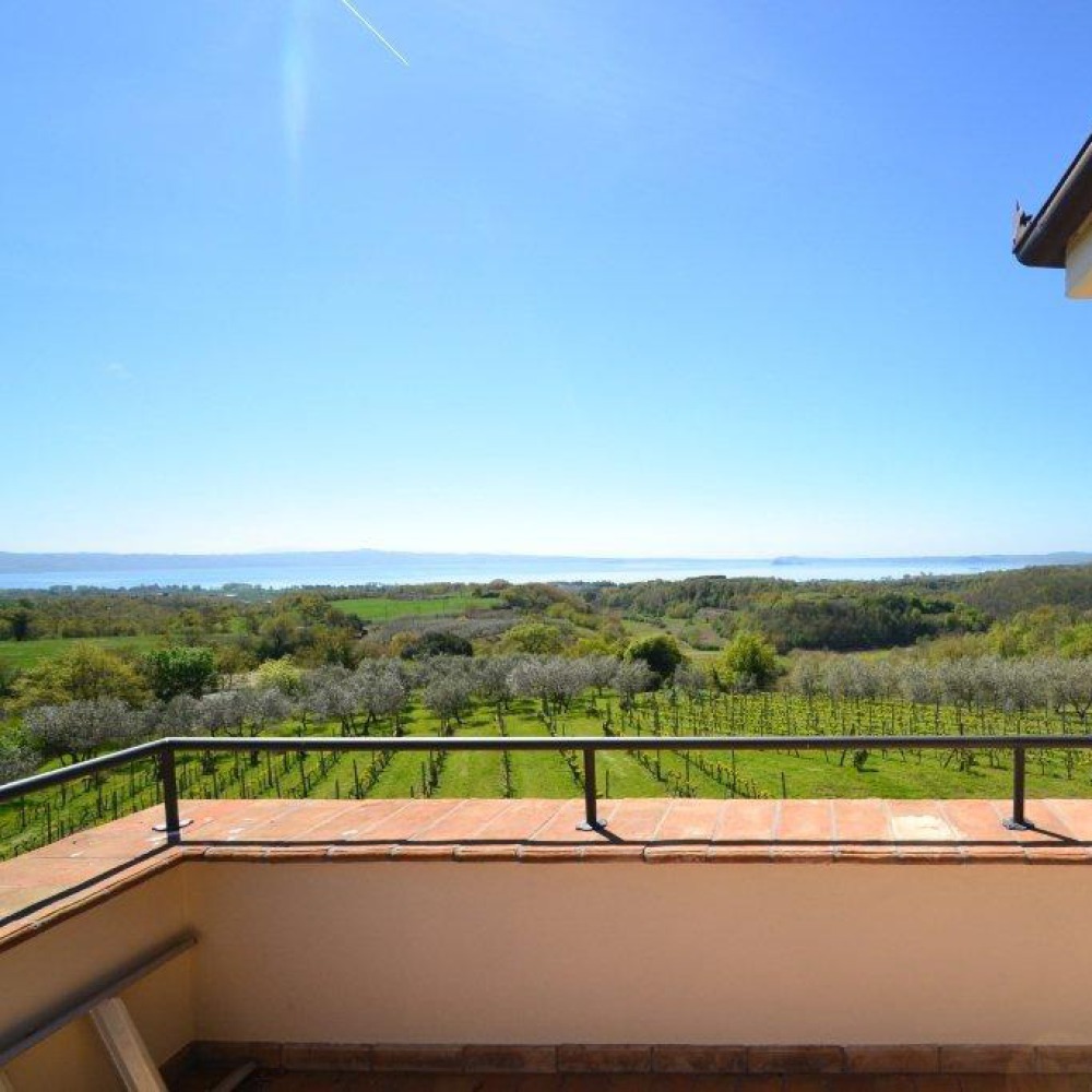 Villa con piscina coperta sul Lago di Bolsena