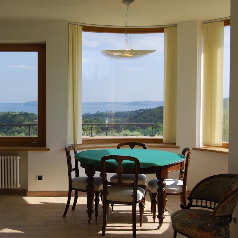 Villa con piscina coperta sul Lago di Bolsena