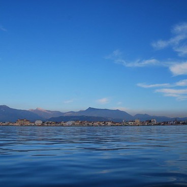 In barca vela, sulle tracce dei delfini