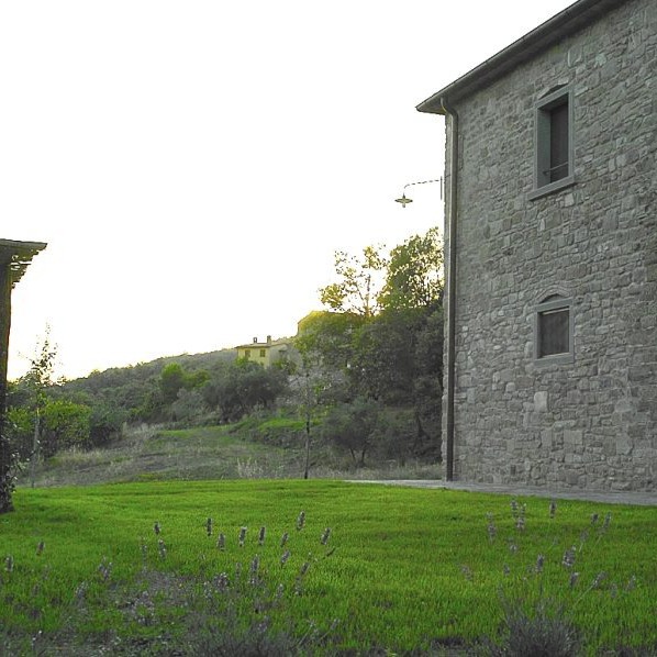 Casale di pietra immerso nel verde