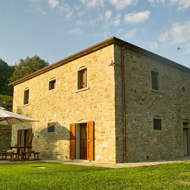 Casale di pietra immerso nel verde