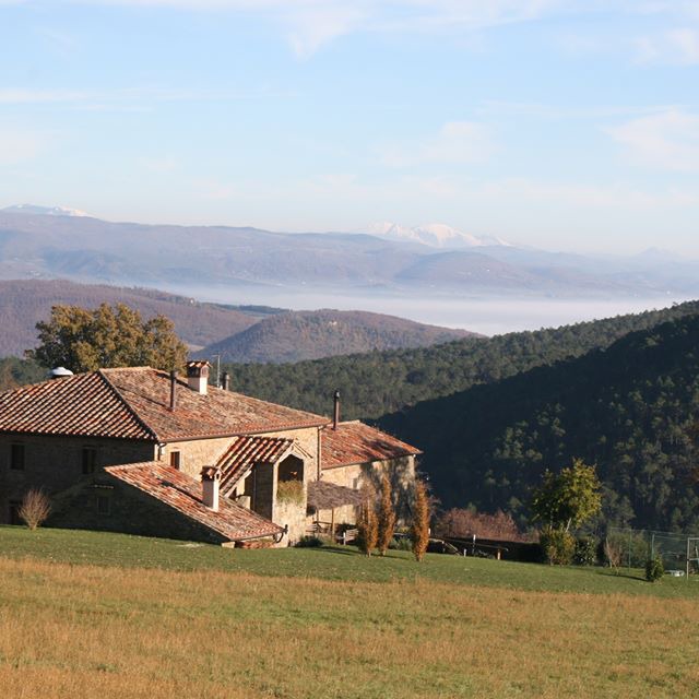 Casale di pietra immerso nel verde