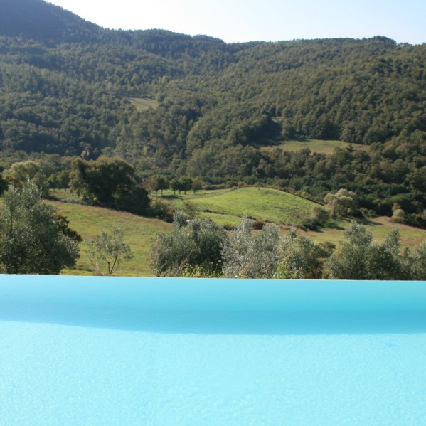 Casale di pietra immerso nel verde