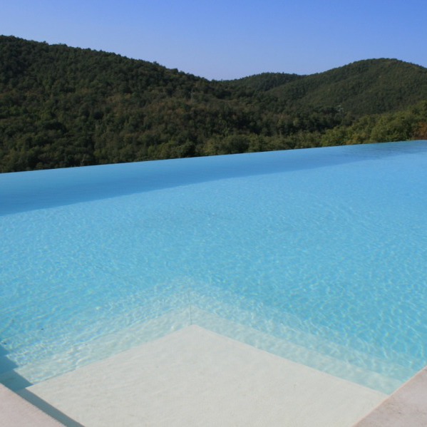 Casale di pietra immerso nel verde