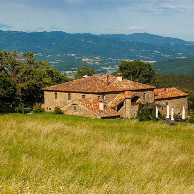 Casale di pietra immerso nel verde