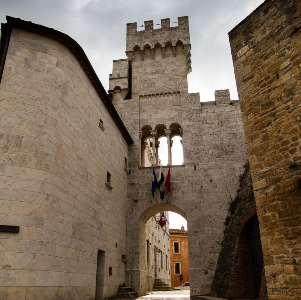 Castello in borgo medievale vicino Siena