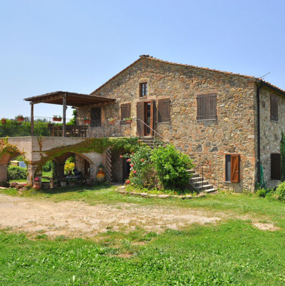 Farmhouse with animals, wine, woods and pool