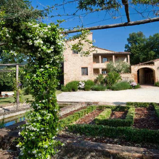 Renovated villa in the tuscan countryside