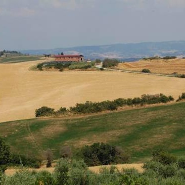 Antico casale nella campagna pisana