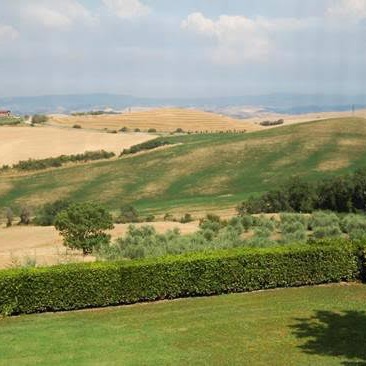 Antico casale nella campagna pisana