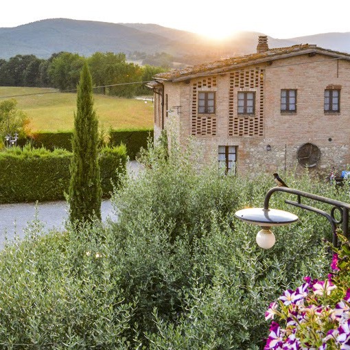 Camere e ristorante nella campagna senese