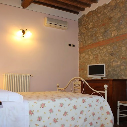 Rooms and food in the Siena countryside