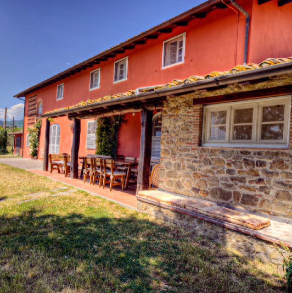 Villa with pool around Lucca